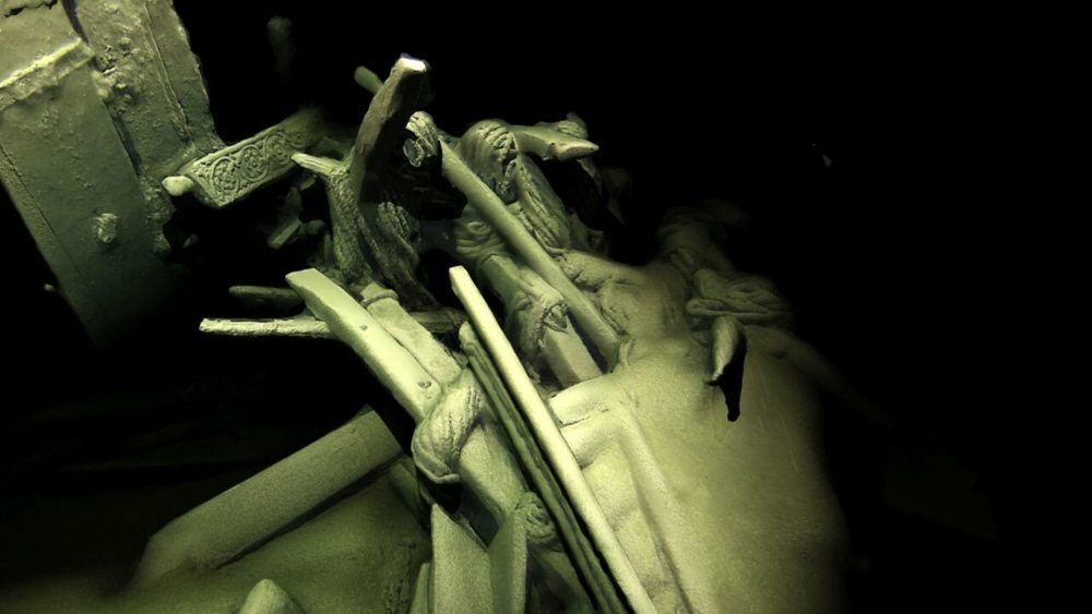 Фотограметрично изображение на кърма на кораб от Османската епоха, което показва макари с въжета и лост с изпипана дърворезба. Липсата на кислород в ледените дълбини на Черно море оставили останките относително непокътнати. 