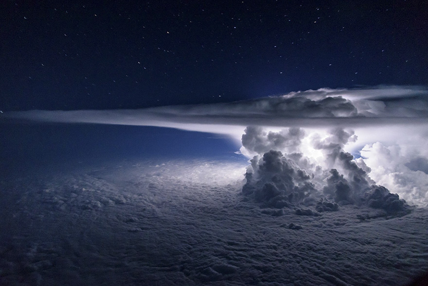 pilot-flies-above-the-thunderstorm-to-get-a-perfect-shot-of-it-at-37000-feet-577fab1cf05ed__880