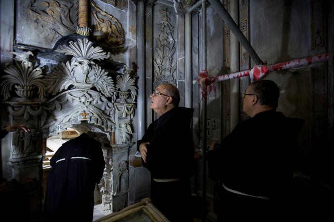 Францискански свещеници посещават мястото, за което традиционно се счита, че е гробницата на Иисус, по време на неговото обновяване в Църквата на Божи гроб. Credit: Oded Balilty, AP for National Geographic