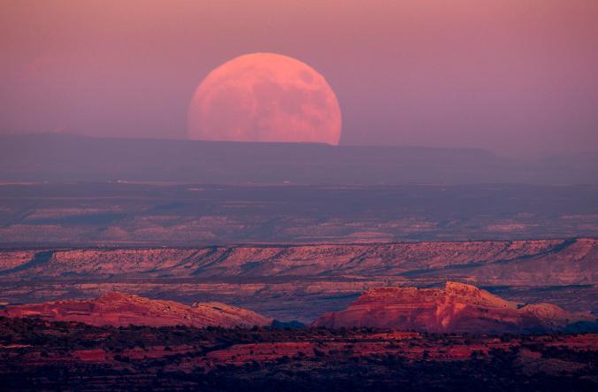 Супер Луната се издига над Долината на боговете в близост до Мексиканската шапка, Юта.  Credit: Jim Lo Scalzo, EPA