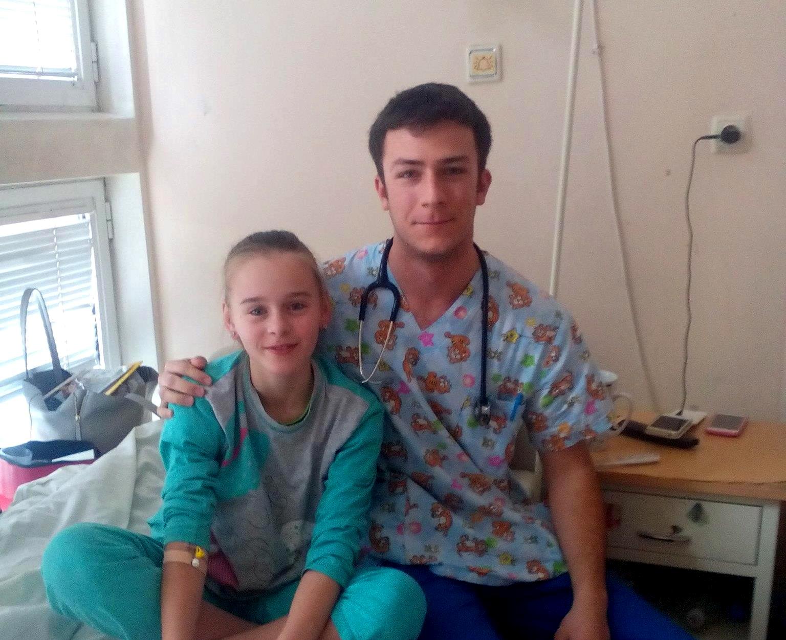 Снимка на Д-р Борис Стоилов с успешно излекувана пациентка