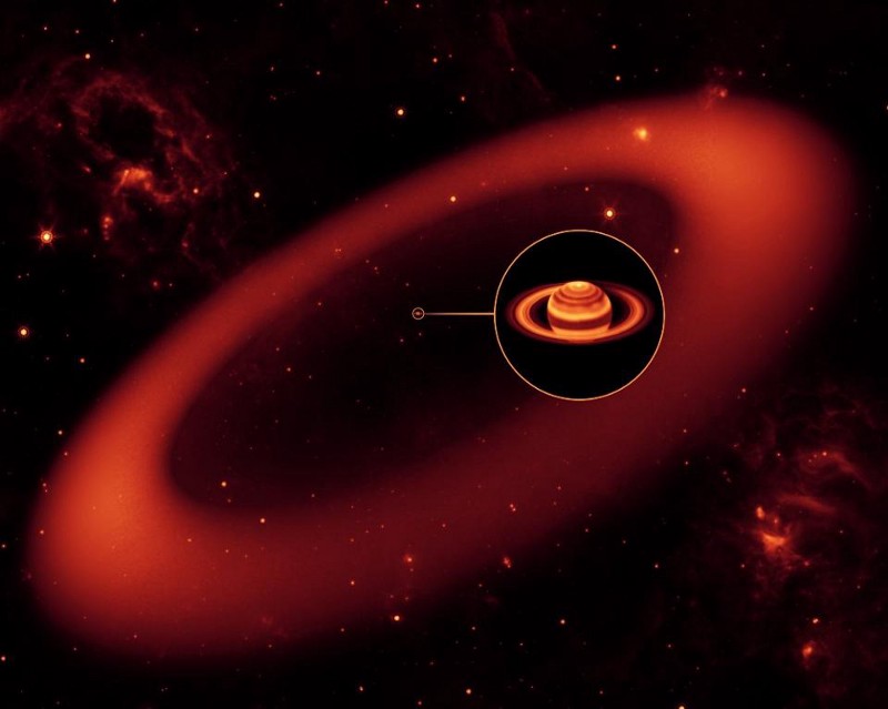 Пръстенът от частици, създаден от взаимодействието между слънцето и Феба, е най-големият, най-дифузният и най-външно разположеният пръстен, познат в Слънчевата система. Credit: NASA/JPL-Caltech/Keck.
