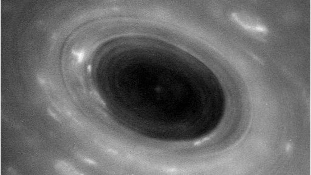 Непреработено изображение на ураган на северния полюс на Сатурн Credit: NASA/JPL-Caltech