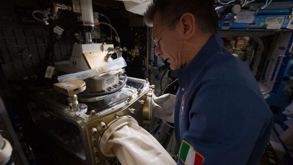 Астронавтът Paolo Nespoli от Европейската космическа агенция отглежда протеинови кристали на Международната космическа станция. Credit: NASA