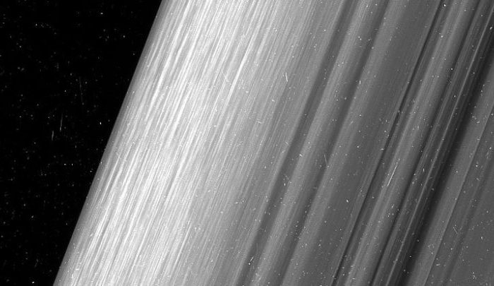 НАСА показва най-удивителните изображения на ледените пръстени на Сатурн