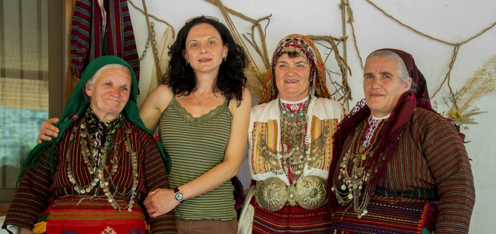 Със събеседнички от с. Пирин (втора отдясно е прочутата Любимка Бесерова). Снимка: Владимир Мачоков.