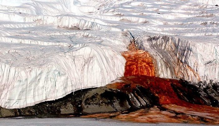 Мистериозният път на кървавите водопади в Антарктида най-накрая е разкрит