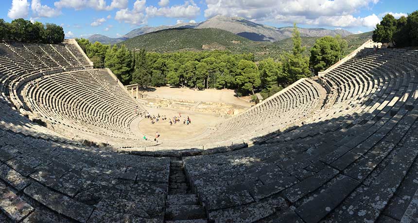 Гръцкият амфитеатър в Епидавър е прочут с акустиката си, но успех с чуването на шепот, ако застанете на някой заден ред.