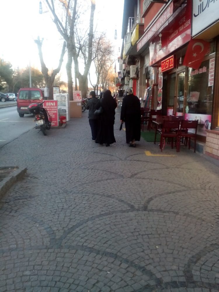 Турски жени в традиционно религиозно облекло по улиците на Одрин, Турция. Снимка: личен архив на автора