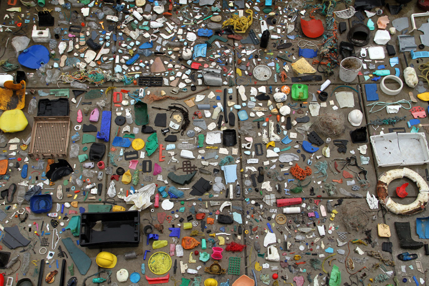 фиг. 4. Уловът от боклук при разходка в океана между Бермудските и Азорските острови. Няколко организации непрекъснато събират човешкия боклук от океана. Източник: http://panexplore.com/our-work/ocean-plastics/ по снимка на Maarten Vanden Eynde.
