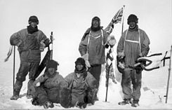 Групата на Скот на Южния полюс от ляво на дясно: Уилсън, Скот и Оутс (прави), Боуърс и Ивънс (седнали) на 17 януари 1912 г., един ден след като са открили, че Амундсен е достигнал полюса пръв