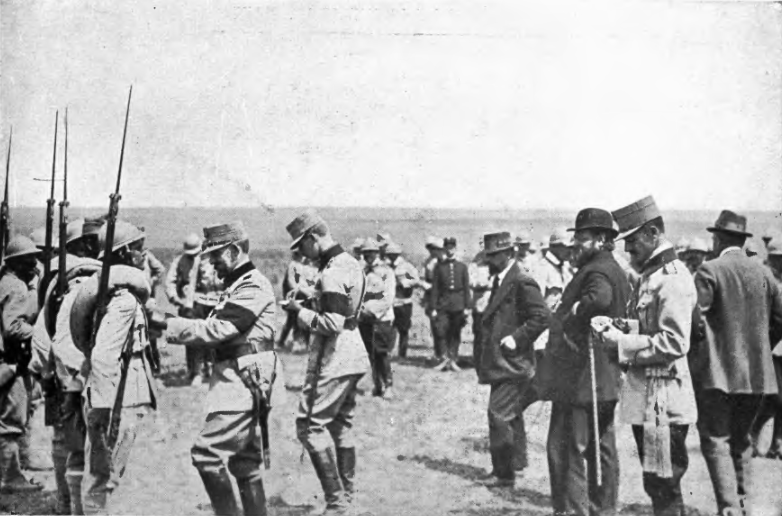 Румънския крал Фердинанд І награждава войници