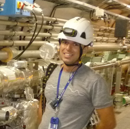 Инж. Атанасов в тунела на LHC по време на инсталиране на защитен абсорбер ТCDQ