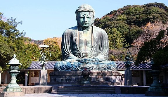 Фигура 19. Големият Буда в Камакура. Статуята е куха и може да влезете в нея, където оставате сами със себе си. Казват, че така правели шогуните, преди да тръгват да подкъсяват с една глава непокорните кланове.