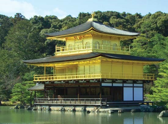 Фигура 26. Златният павилион в Киото. Ако посетите Които, непременно отидете да го видите. Покрай павилиона, по едни стъпала ще се изкачите на едно хълмче, където може да ядете бонбони с малко късче златно фолио в тях – Та, да не пропуснете да си хапнете злато покрай златния павилион и да си спомните за зенита на шогуната Ашикага.