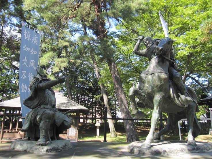 Фигура 30. Една от най-ярките сцени на периода Сенгоку – Уесуги Кеншин атакува Такеда Шинген в четвъртата битка при Каванакаджима. На знамето на Такеда пише – „Бързи като вятъра, сплотени като гората, безпощадни като огъня и непоклатими като планината“. В четвъртата битка при Каванакаджима армията на Уесуги успява да убие стратега на клана Такеда – Ямамото Кансуке.