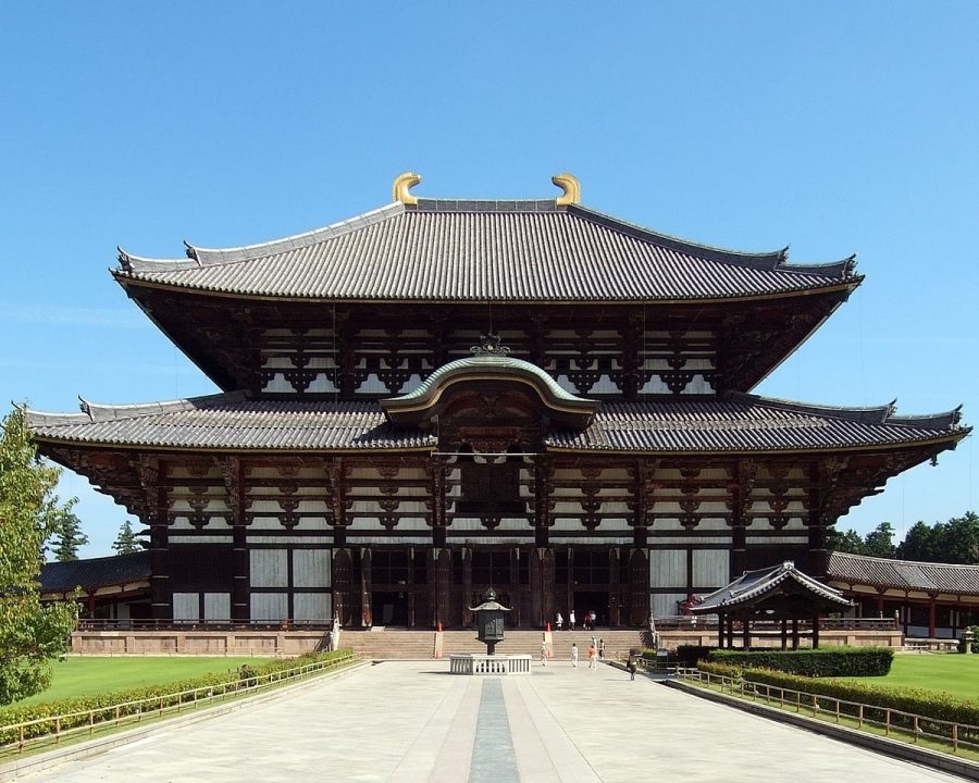 Фигура 8. Храмът Тодаиджи в Нара. Никак не е малък. И влиянието на монасите било голямо. Толкова голямо, че императорът се видял принуден да премести столицата по-далеч от тях. И тъй Киото станал столица на Япония.