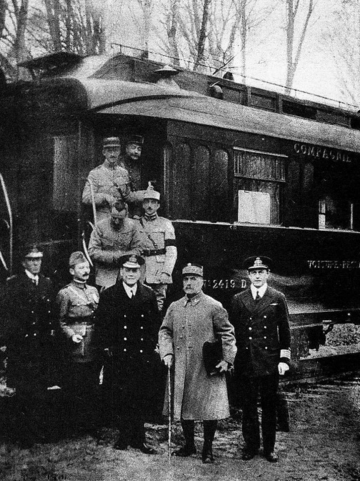 Фиг. 9. Делегатите пред вагона на Фердинанд Фош след подписването на капитулацията. На 22 юни 1940 г. германците ще заведат французите в същия вагон за да подпишат своята капитулация