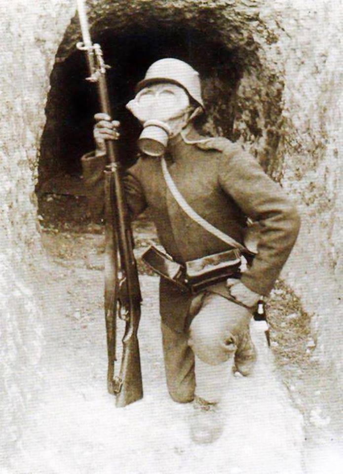 Фиг.5. Български войник с противогаз пред тунел към укритията на Дойранската позиция