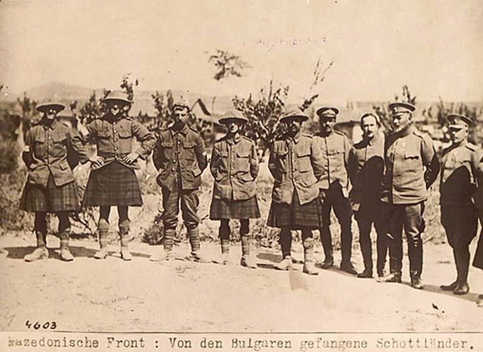 Фиг.8. Ген. Вазов (втория отдясно наляво) с пленени шотландци от британската армия при Дойран
