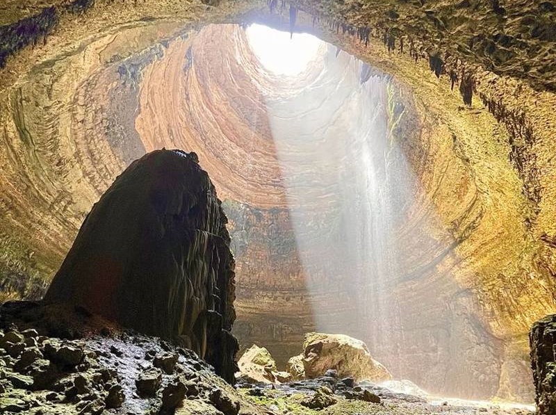Пещерни изследователи откриха змии и водопади в йеменския „кладенец към ада“ при първото спускане в него