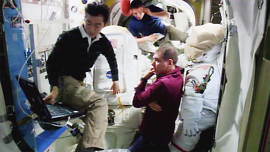 28-oct-spacewalk-prep.jpg