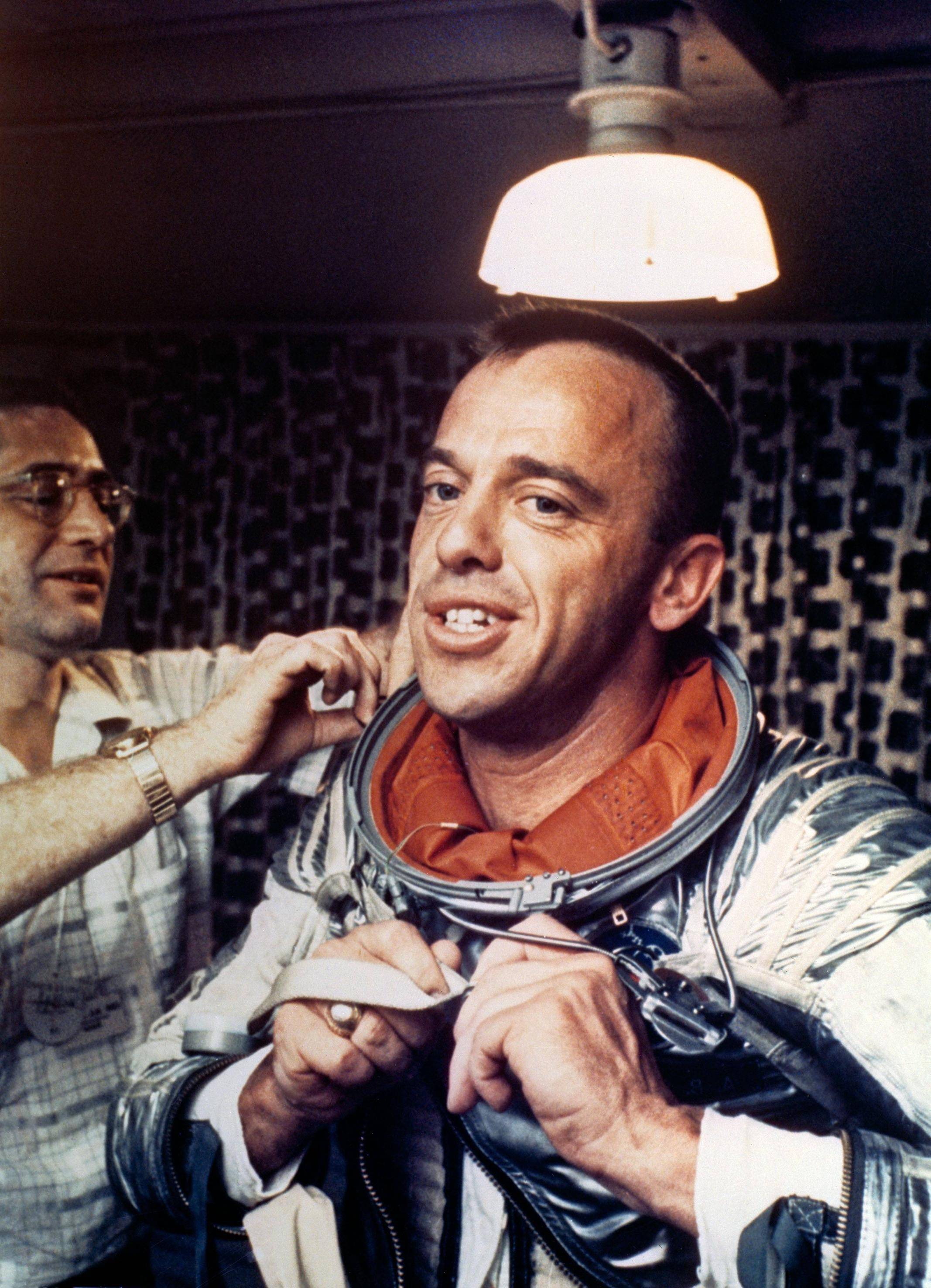 Alan-Shepard-Americas-first-man-in-space-puts-on-his-Navy-Mark-IV-spacesuit.jpg