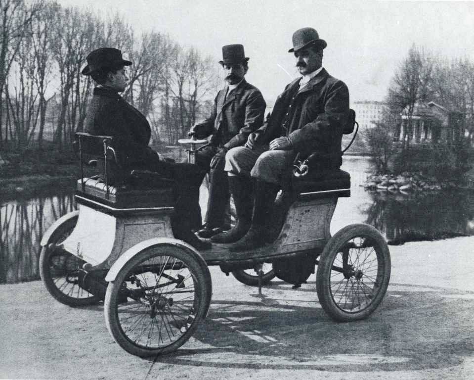 Cars-in-1900.jpg