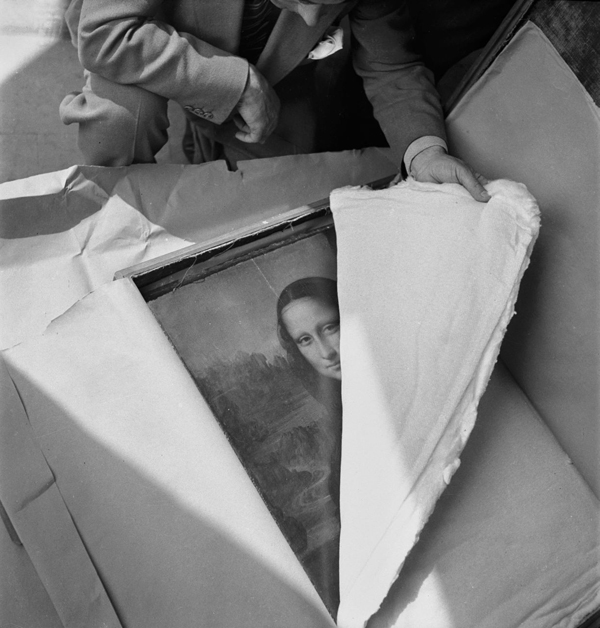 Da-Vinci’s-Mona-Lisa-is-returned-to-the-Louvre-after-WWII.jpg
