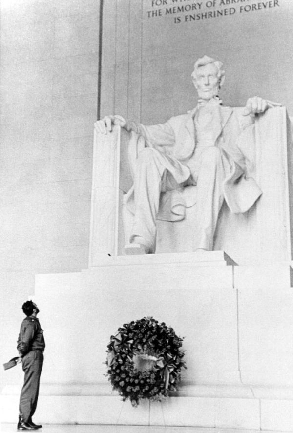 Fidel-Castro-lays-a-wreath-at-the-Lincoln-Memorial.jpg