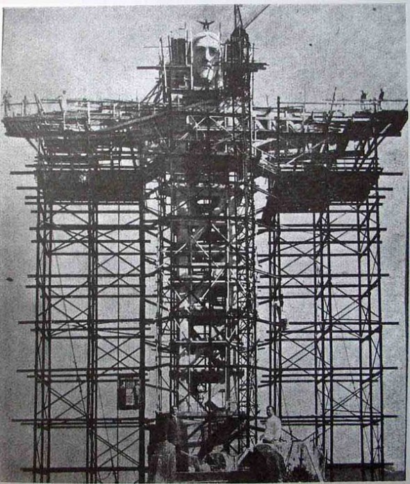Jesus-Christ-from-Rio-Being-built.jpg