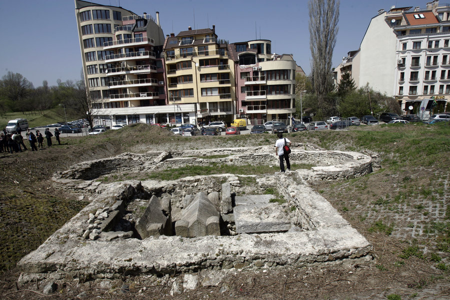 Kasnoantichen_mavzolei_1.jpeg
