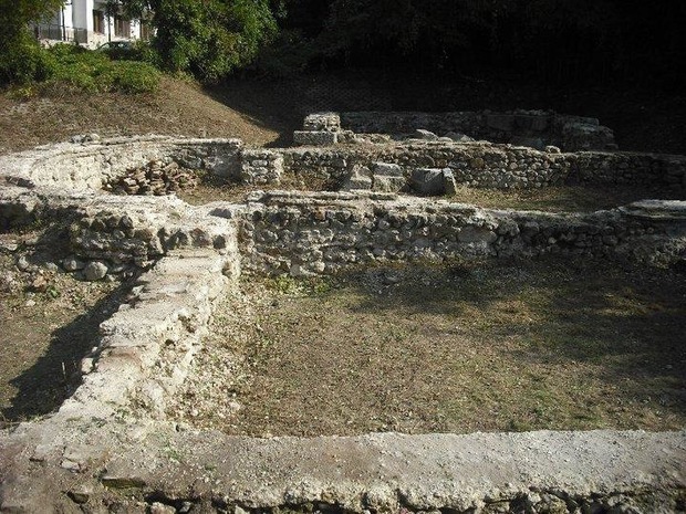 Kasnoantichen_mavzolei_2.jpeg