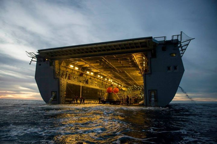Корабът USS Anchorage прибира капсулата Orion 