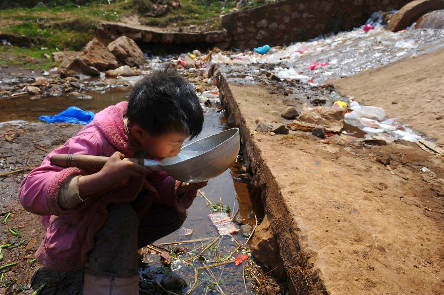 You-Will-Want-To-Recycle-Everything-After-Seeing-These-Photos-A-Child-Drinks-Polluted-Water-From-A-Stream-In-Fuyuan-County-Yunnan-Province.jpg