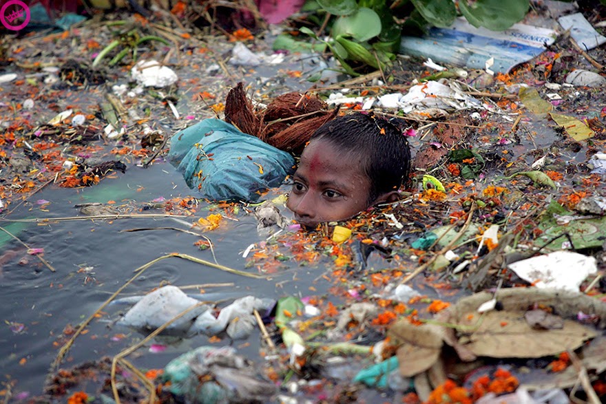 You-Will-Want-To-Recycle-Everything-After-Seeing-These-Photos-Boy-Swimming-In-Polluted-Water-In-India.jpg