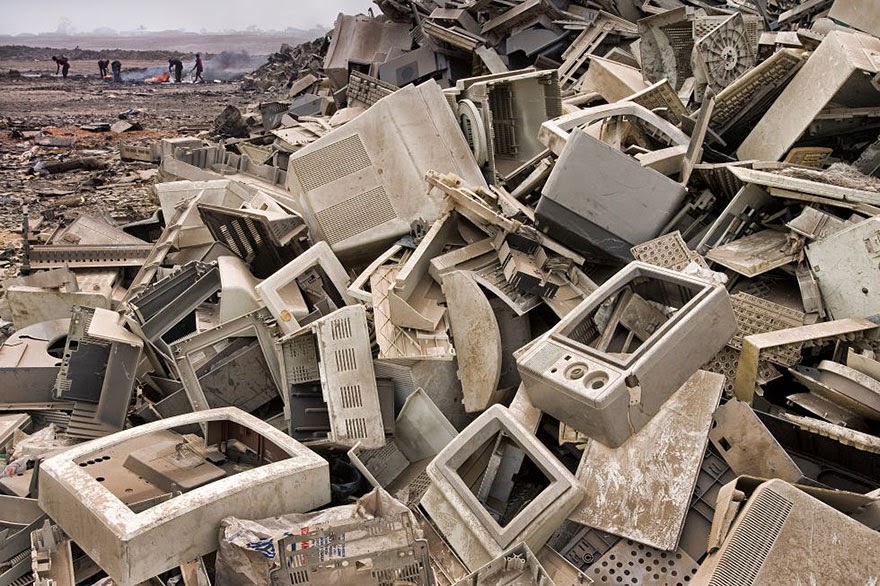 You-Will-Want-To-Recycle-Everything-After-Seeing-These-Photos-Landfill-In-Acra-Ghana.jpg