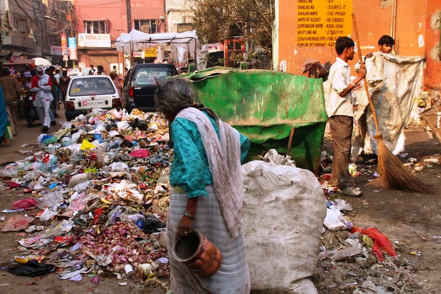 You-Will-Want-To-Recycle-Everything-After-Seeing-These-Photos-Open-Dumping-In-The-Streets-Of-New-Delhi-India.jpg