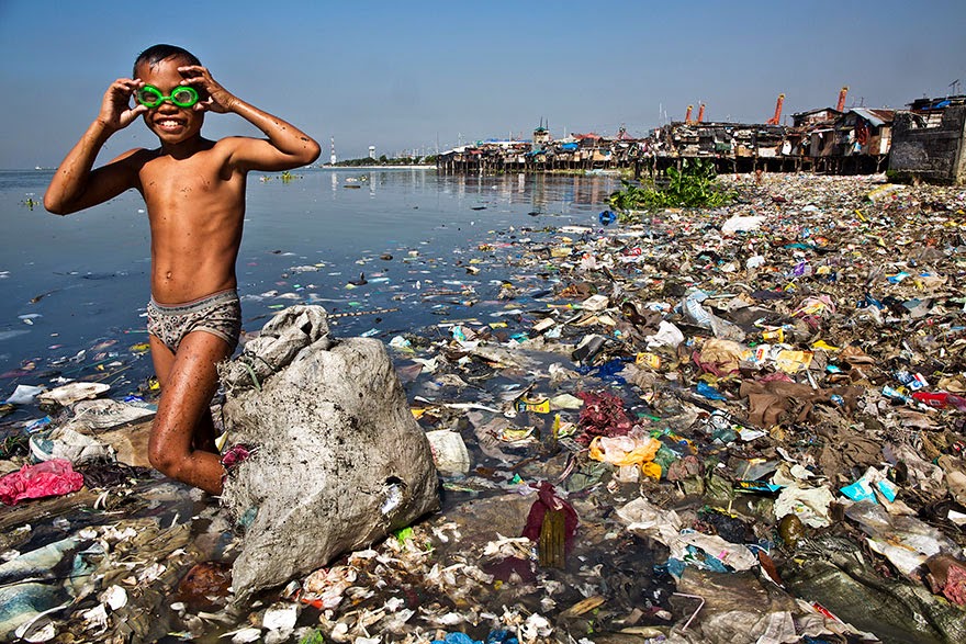 You-Will-Want-To-Recycle-Everything-After-Seeing-These-Photos-Plastic-Diver.jpg