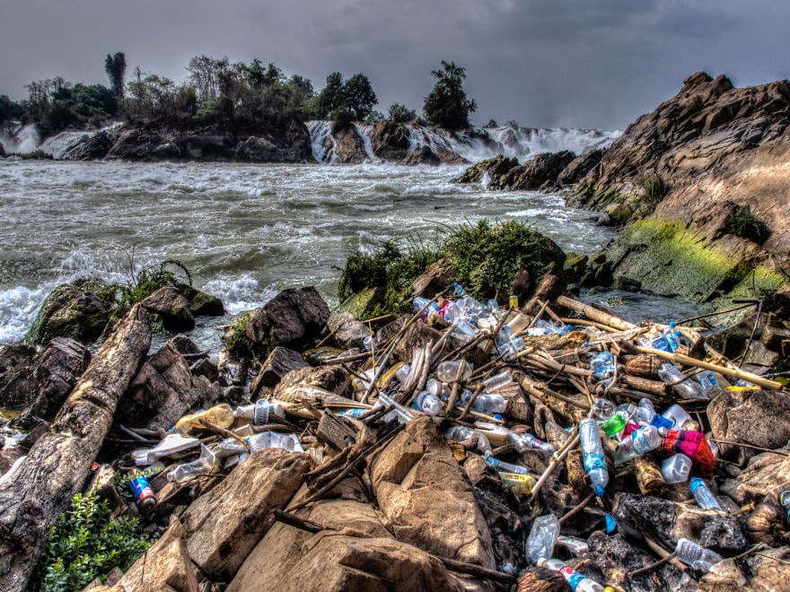 You-Will-Want-To-Recycle-Everything-After-Seeing-These-Photos-Trash-Washed-Out-To-Sea…-Mekong-Laos.jpg