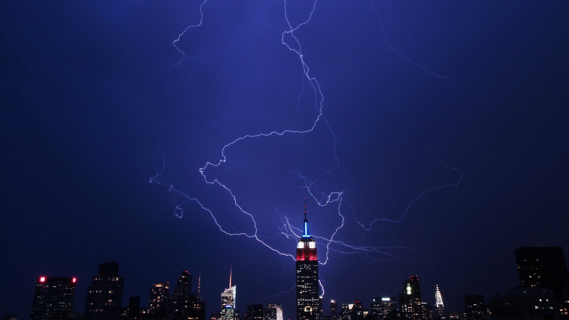 empire-state-building-lightning_7-themes.jpg