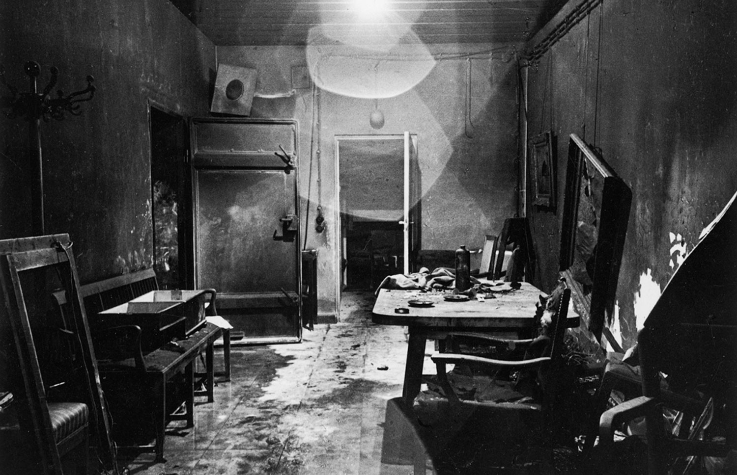 inside-of-Hitlers-bunker-Führerbunker-in-1945.jpg