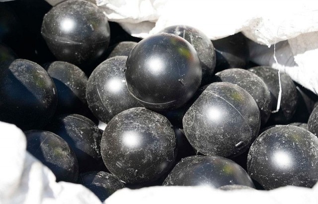 los-angles-reservoir-black-balls-05-640x411.jpg