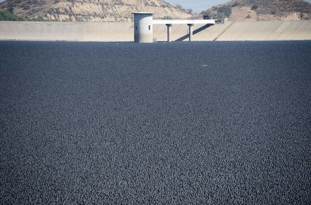 los-angles-reservoir-black-balls-10-640x421.jpg