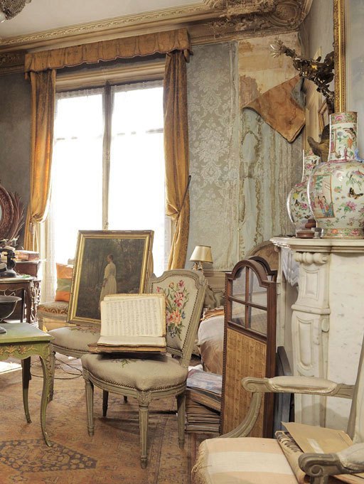 perfectly-preserved-paris-apartment-discovered-after-70-years-with-valuables-and-paintings-2.jpg