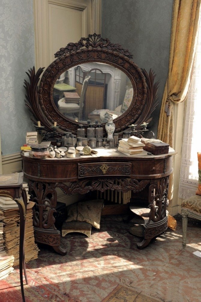 perfectly-preserved-paris-apartment-discovered-after-70-years-with-valuables-and-paintings-6.jpg