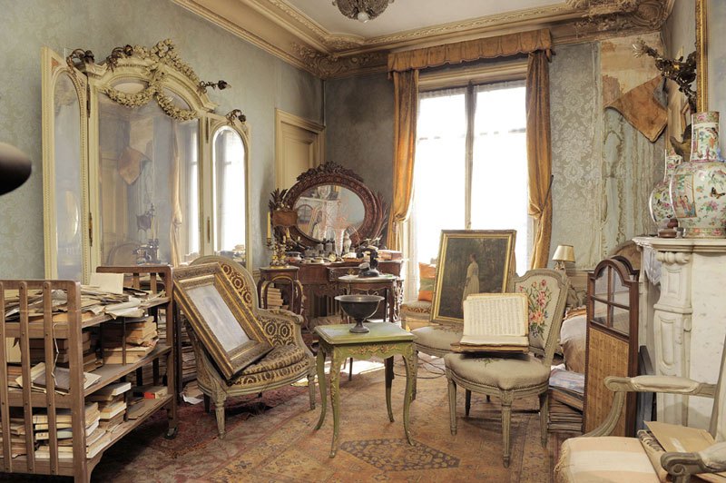 perfectly-preserved-paris-apartment-discovered-after-70-years-with-valuables-and-paintings-7.jpg